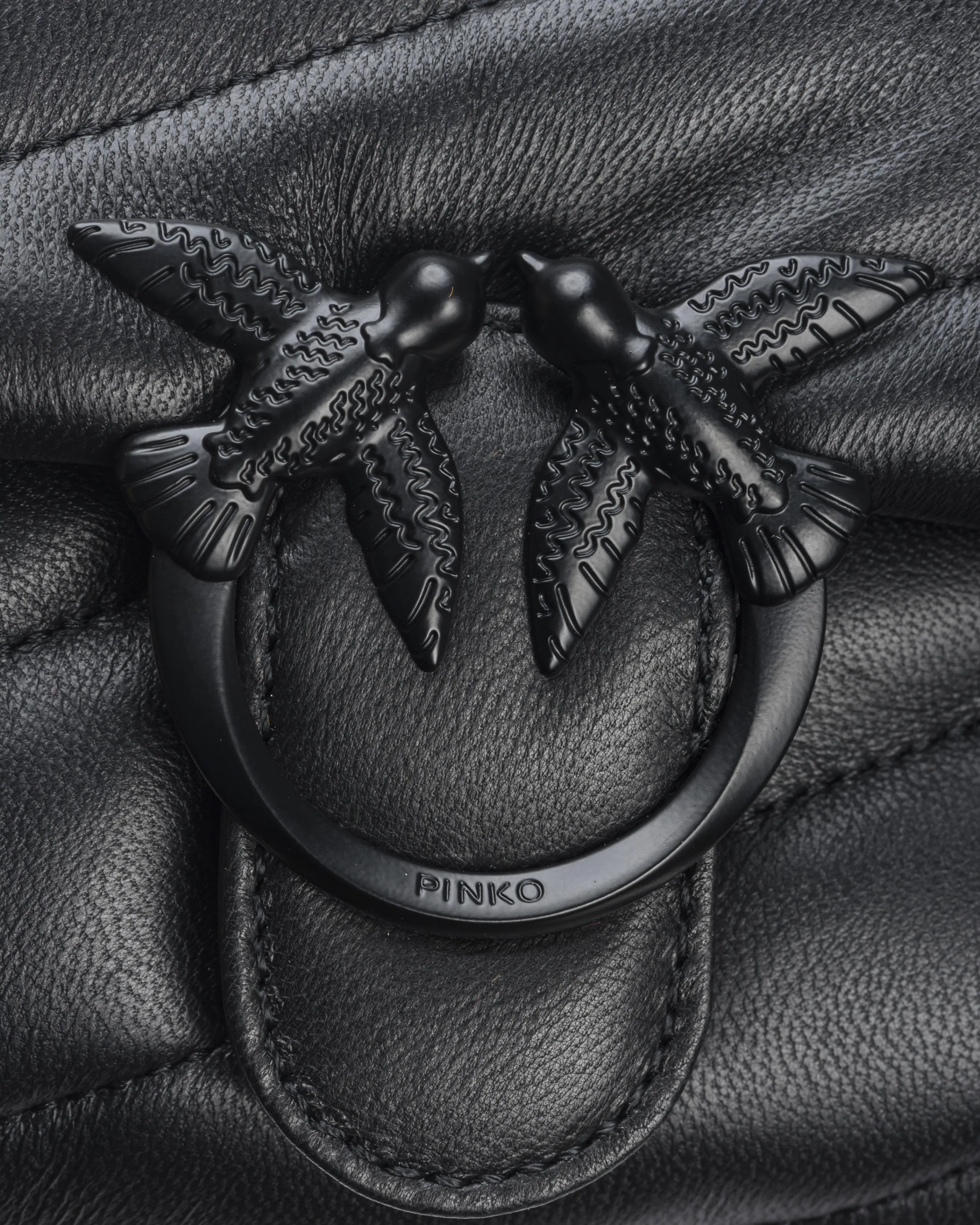 Baby Love Bag Puff nera in pelle con catena e fibbia Love Birds in metallo smaltato tono su tono