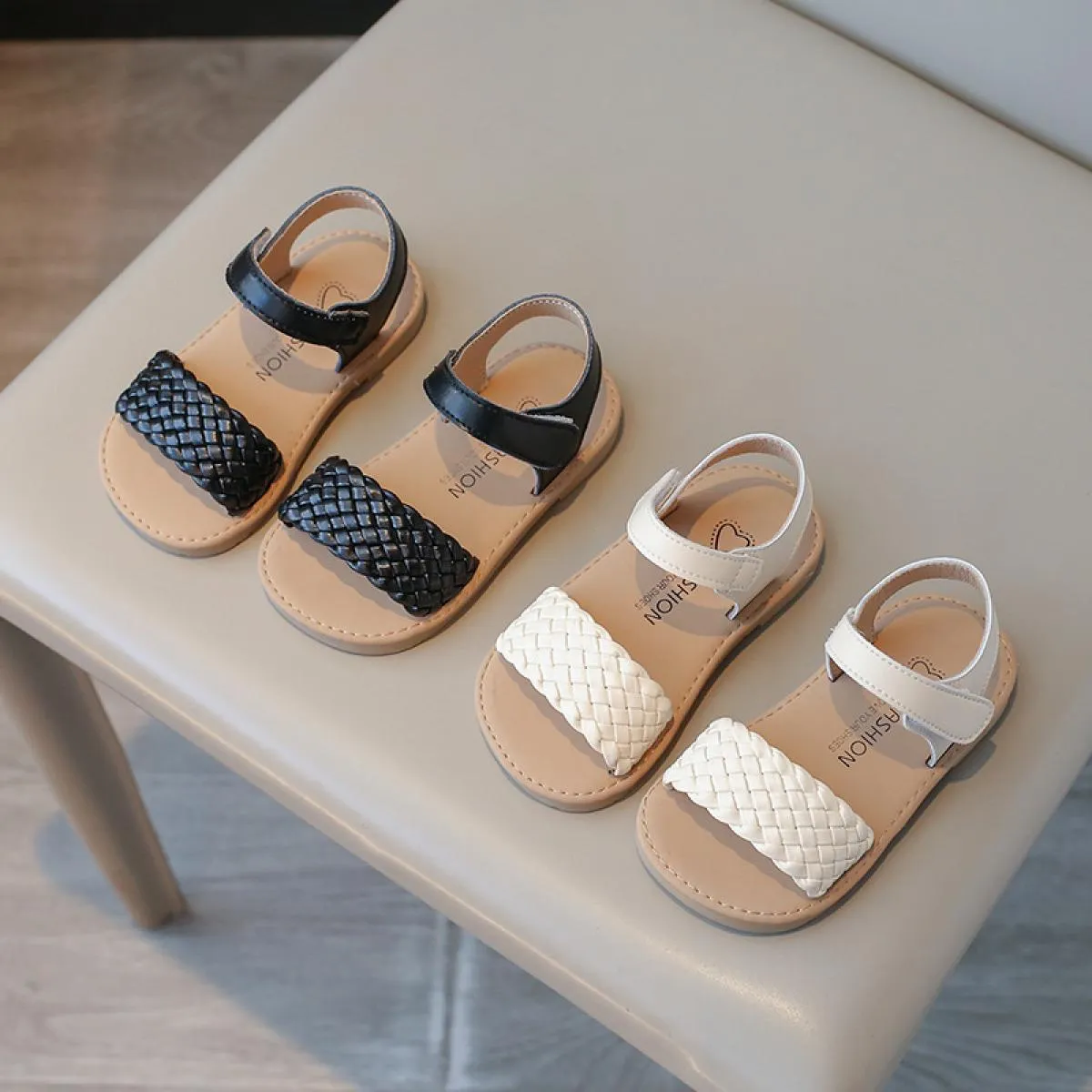 Sandali da ragazza Papillon intrecciato Scarpe da spiaggia morbide Ciabatte per bambini Stile Boemia Moda classica Punta aperta