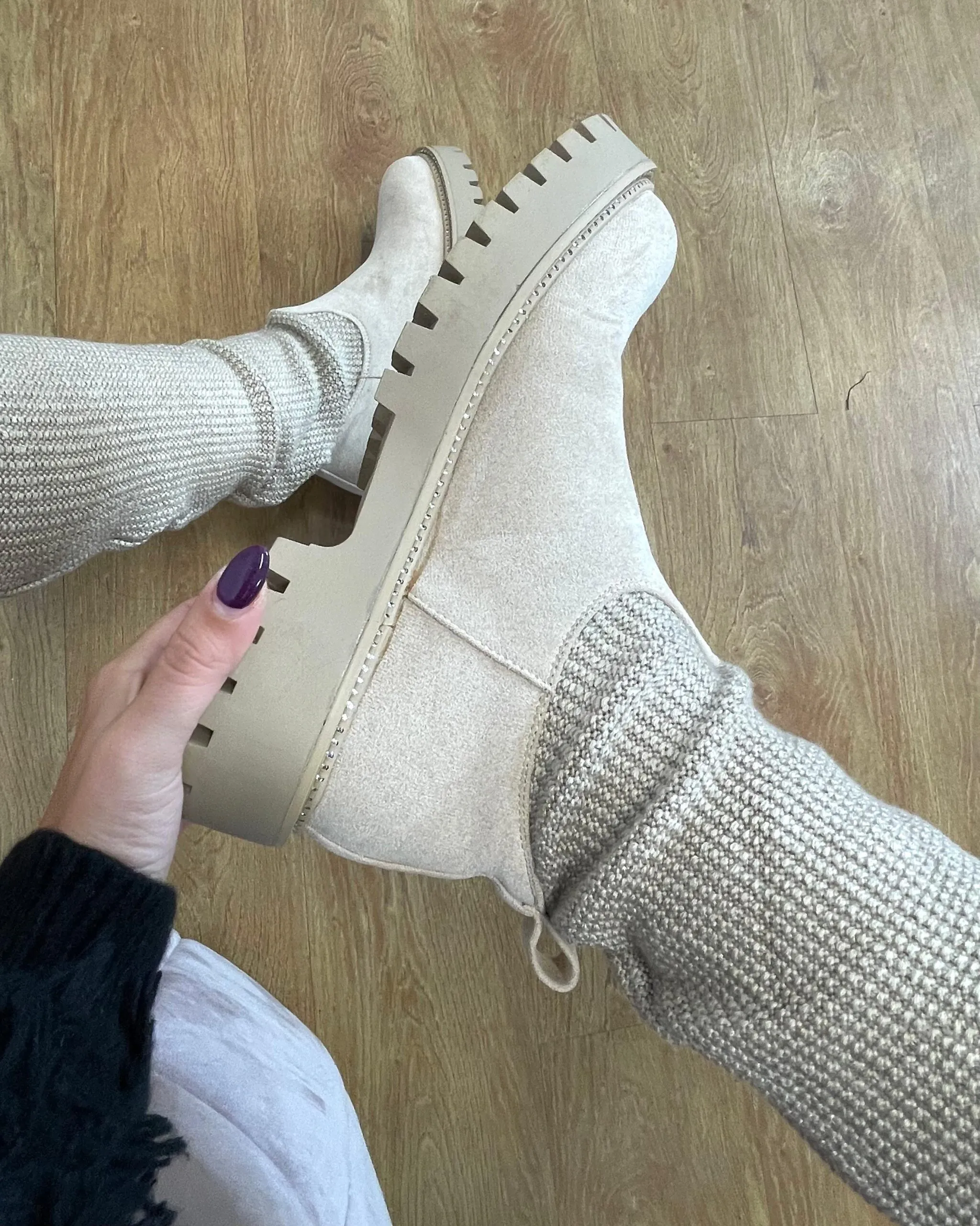 Stivali alti in maglia beige